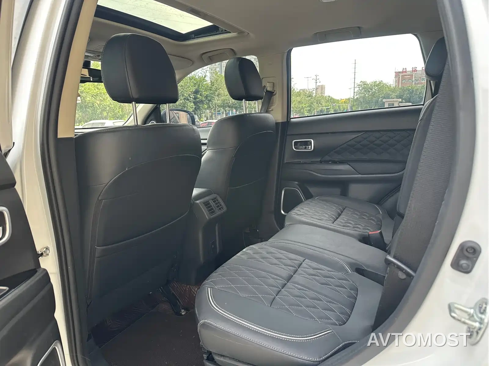 Mitsubishi Outlander 2021 2.4L 4WD Deluxe Edition 7-Seater — фото 5