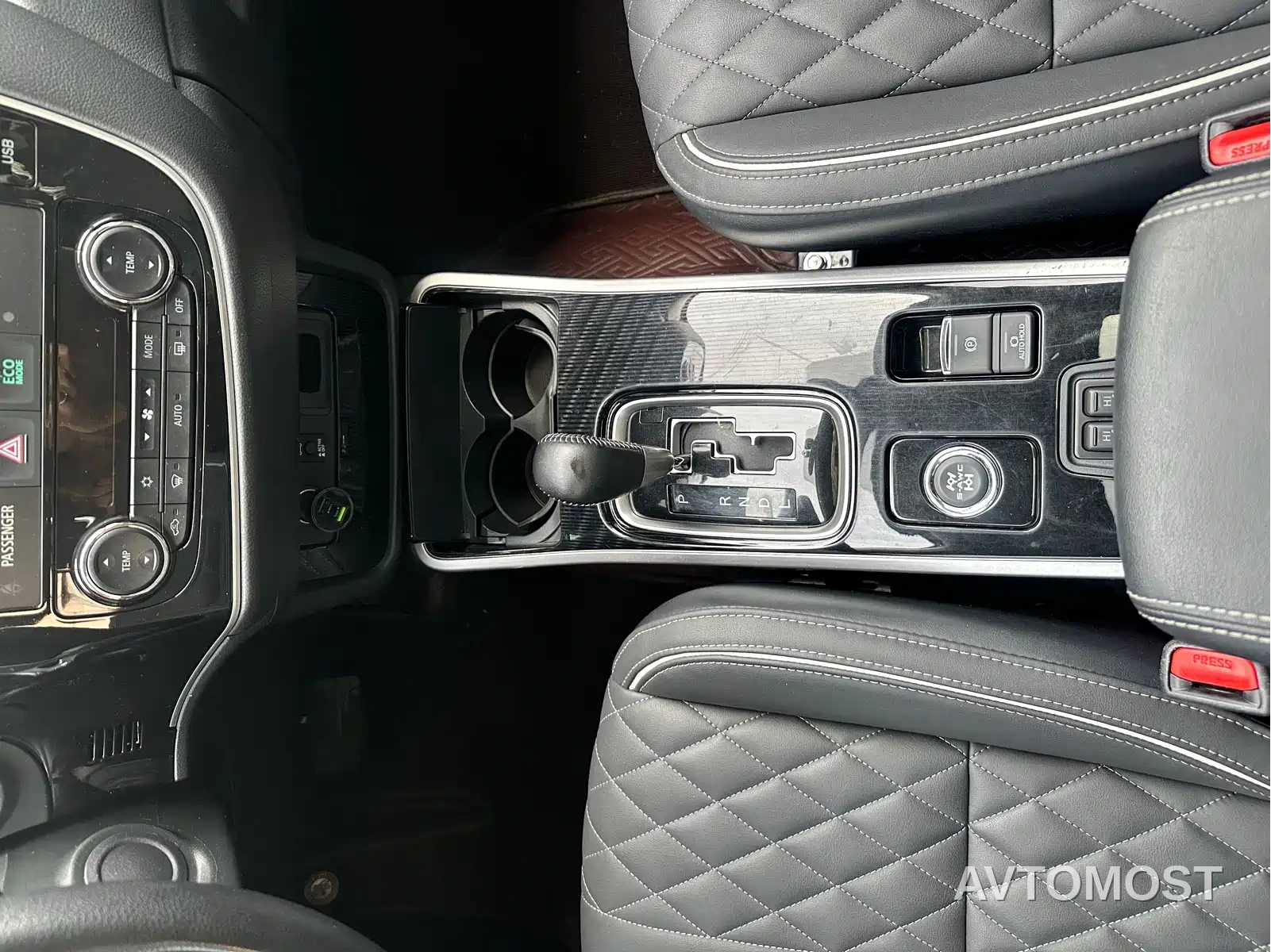 Mitsubishi Outlander 2021 2.4L 4WD Deluxe Edition 7-Seater — фото 8