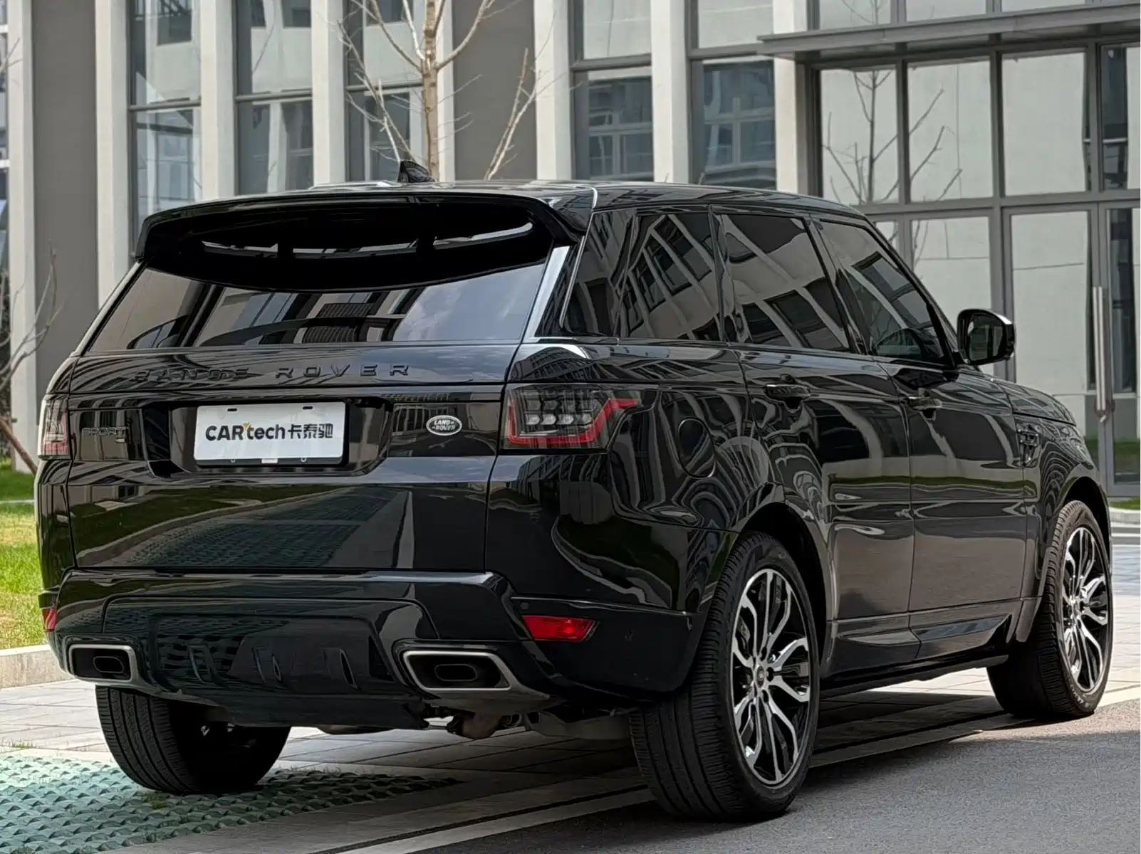 Land Rover Range Rover Sport 2022 3.0 L6 Gloss Black Edition — фото 3