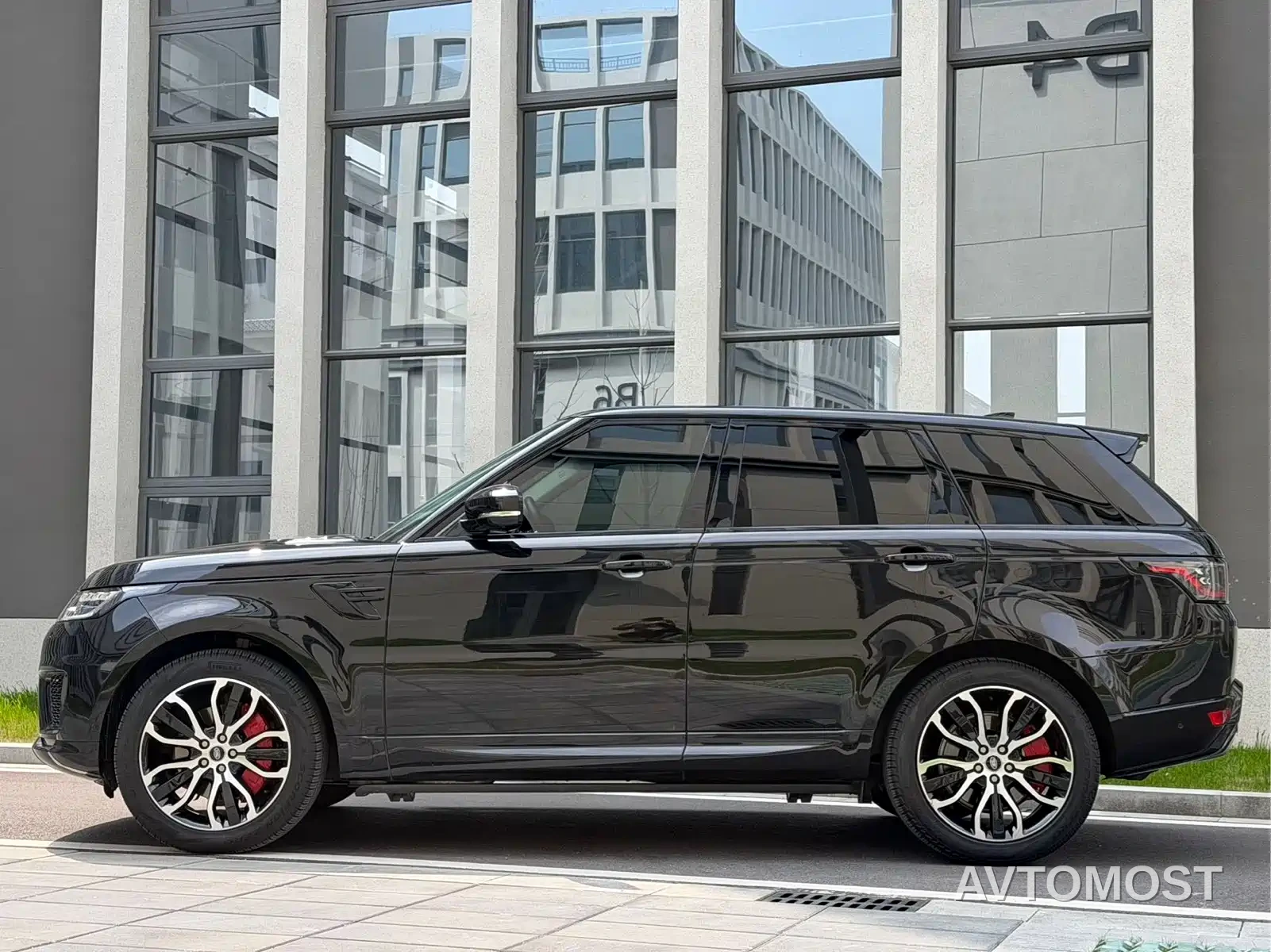Land Rover Range Rover Sport 2022 3.0 L6 Gloss Black Edition — фото 4