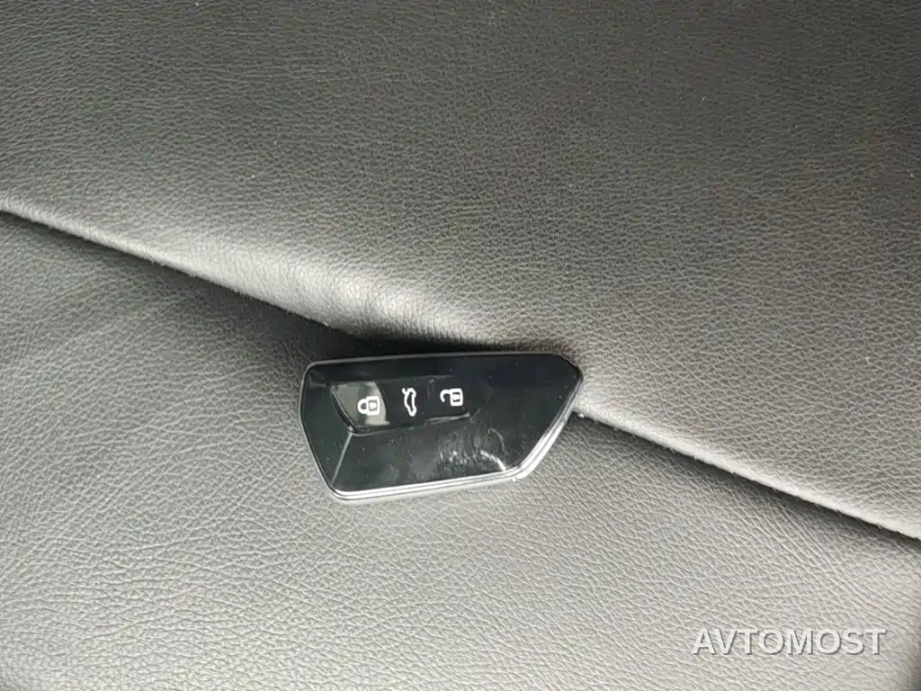 Volkswagen Golf 2023 Model 200TSI DSG — фото 17