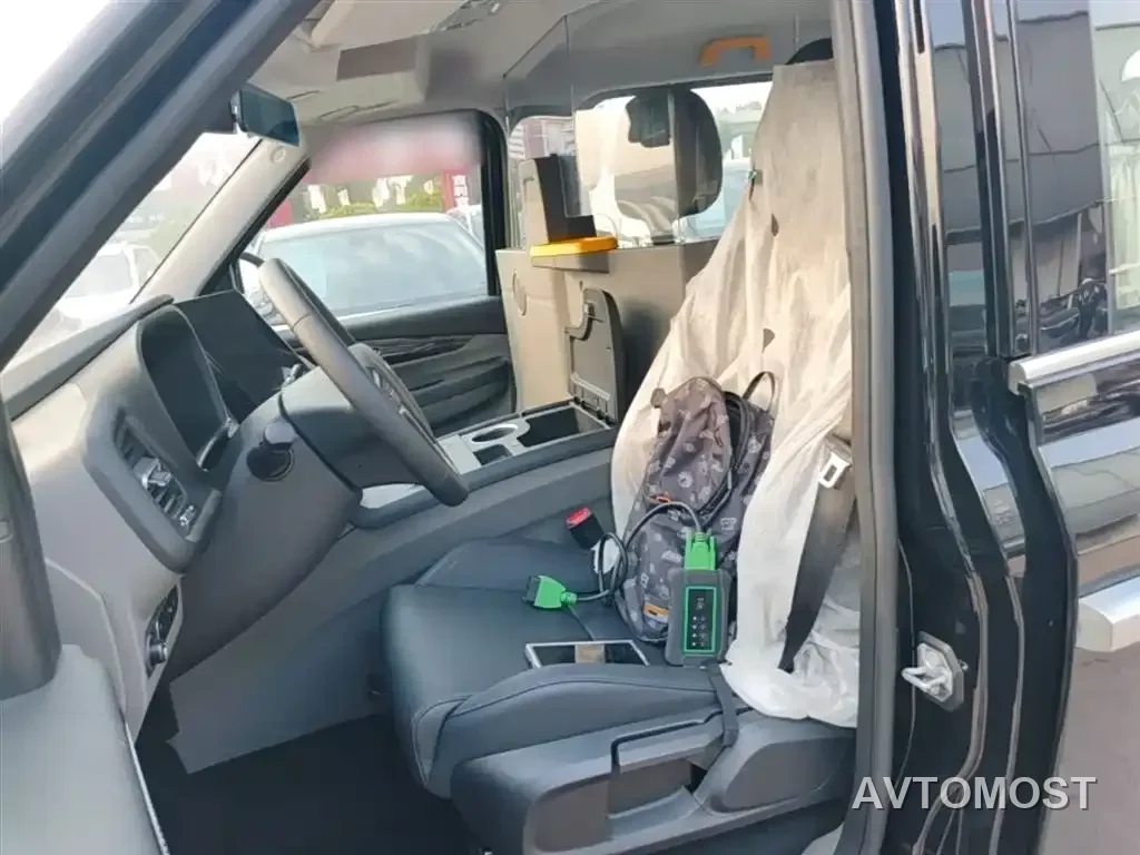 LEVC TX 2023 TX5 Extended Range Travel Edition — фото 10