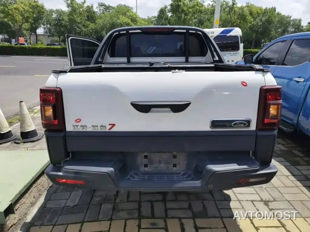 Jiangling Yuhu 7 2022 2.0T Manual Diesel 2WD Comfort Standard Wheelbase — фото 4