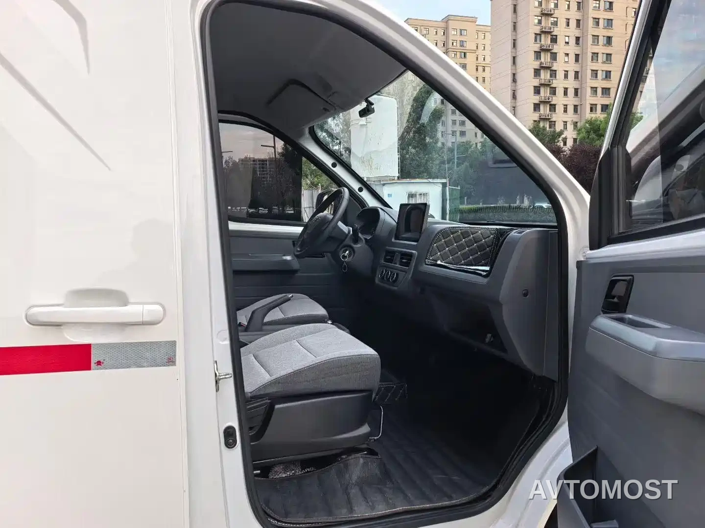 Wuling Yangguang 2024 300km Practical Enclosed Window Version 60kW — фото 4