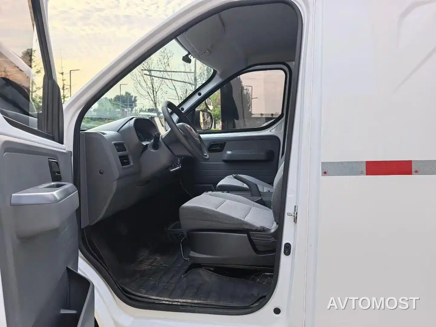 Wuling Yangguang 2024 300km Practical Enclosed Window Version 60kW — фото 5