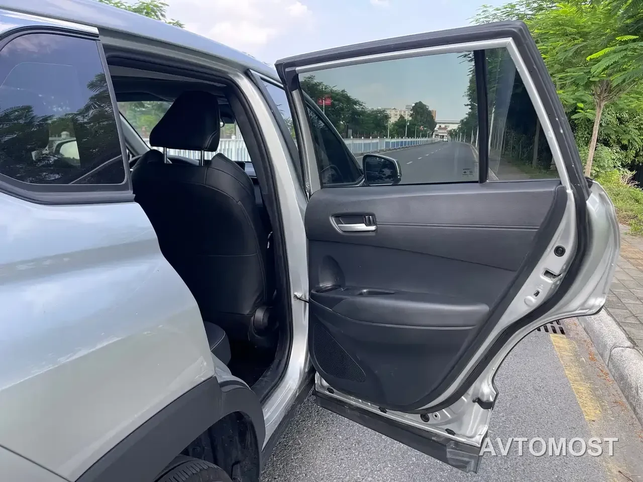 Toyota Frontlander 2024 2.0L Smart Hybrid Dual Engine Luxury Edition — фото 16