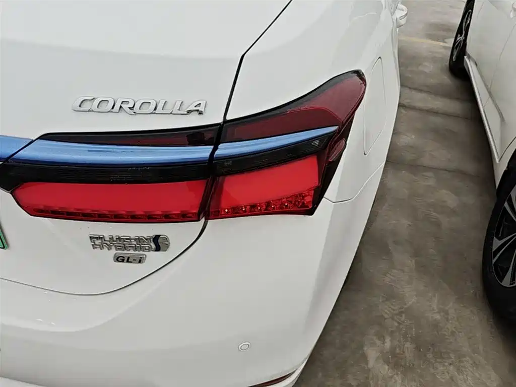 Toyota Corolla Twin Engine E+ 2019 1.8L E-CVT Leading Edition — фото 8