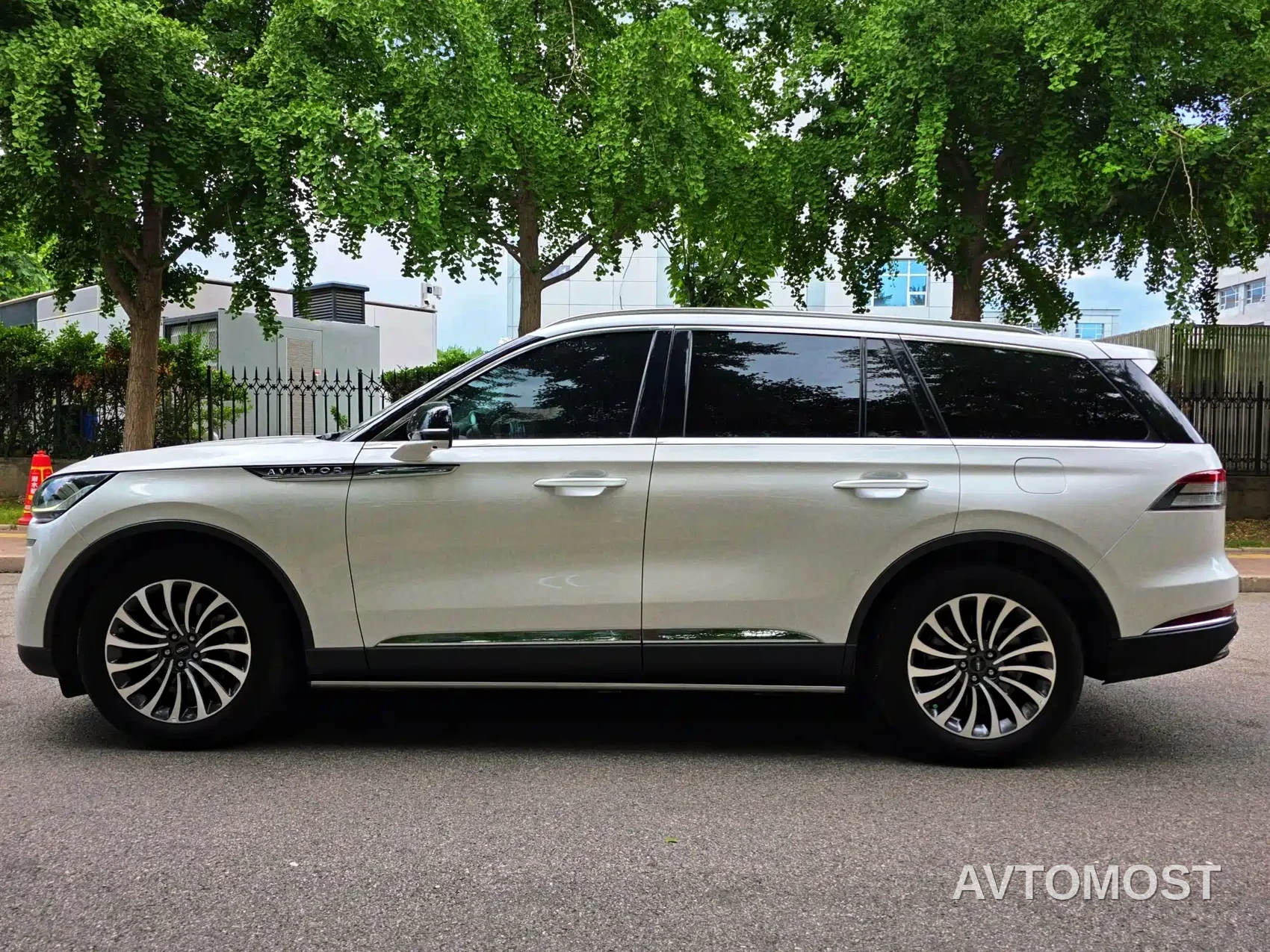 Lincoln Aviator 2023 3.0T V6 AWD Elegance Cruise Edition 7-Seater — фото 7
