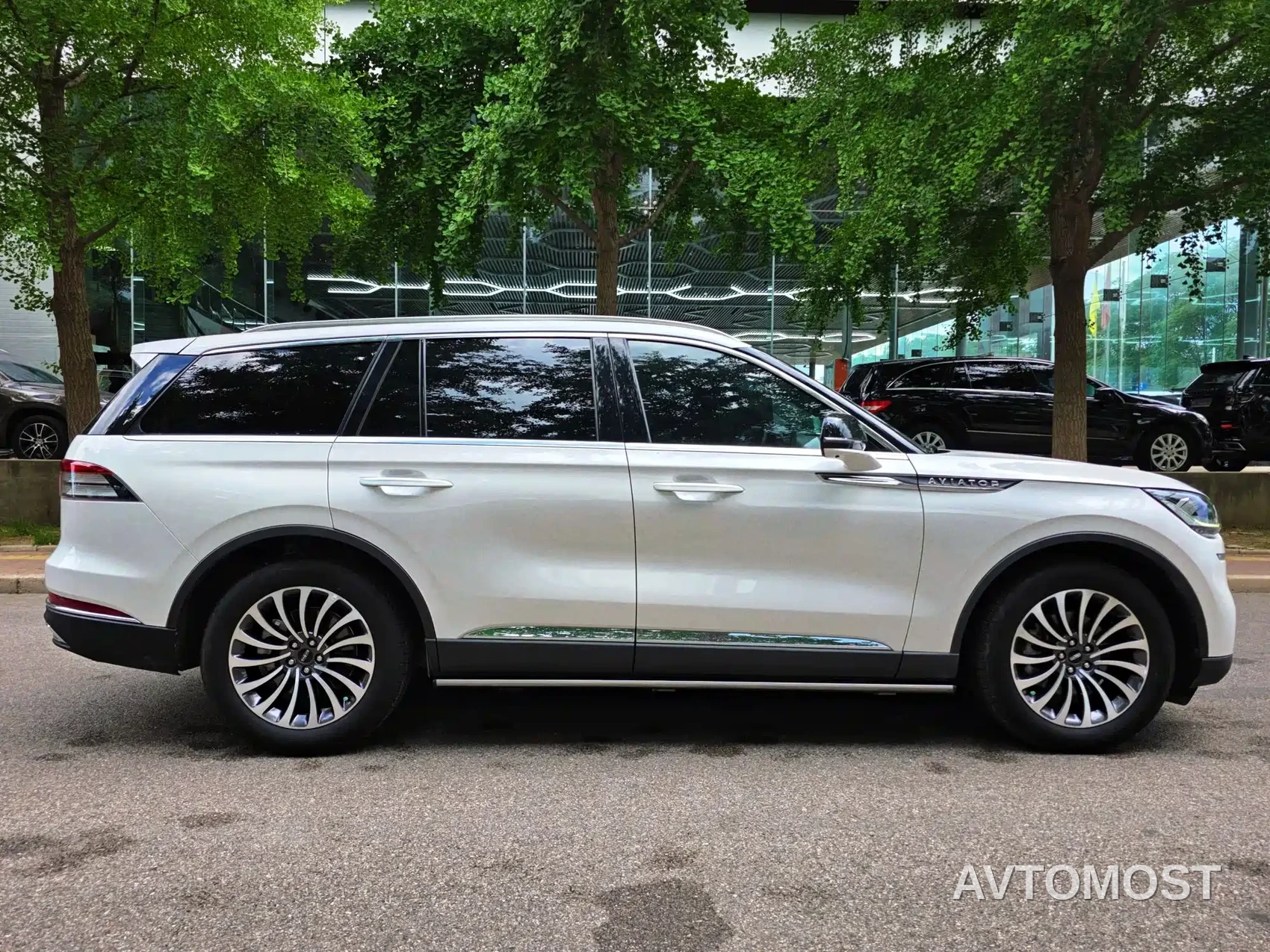 Lincoln Aviator 2023 3.0T V6 AWD Elegance Cruise Edition 7-Seater — фото 8