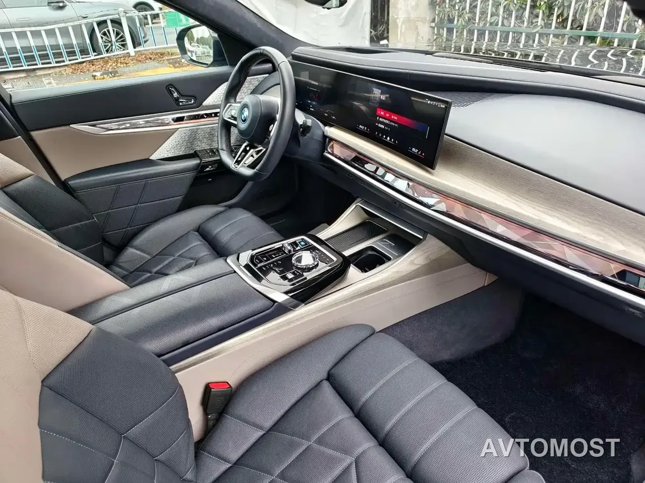 BMW i7 M70L 2023 M70L — фото 11