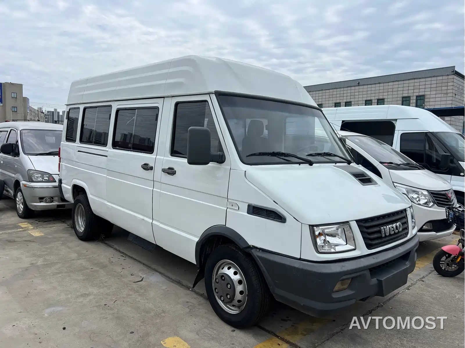 Iveco Daily 2022 2.5T A37 M1 Bus 5-9 Seats Long Wheelbase Medium Roof Dual Tire Sliding Door — фото 3