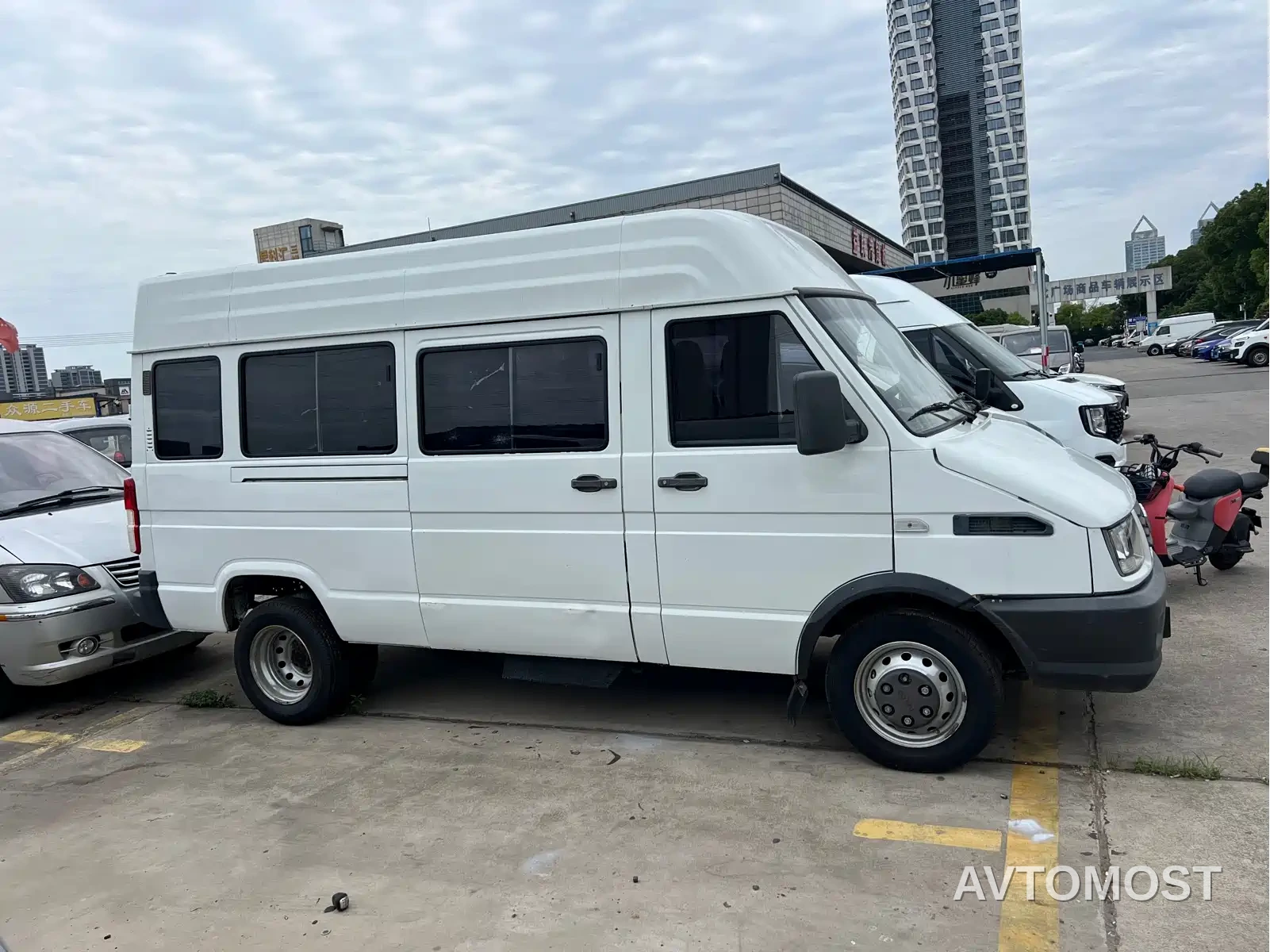 Iveco Daily 2022 2.5T A37 M1 Bus 5-9 Seats Long Wheelbase Medium Roof Dual Tire Sliding Door — фото 4