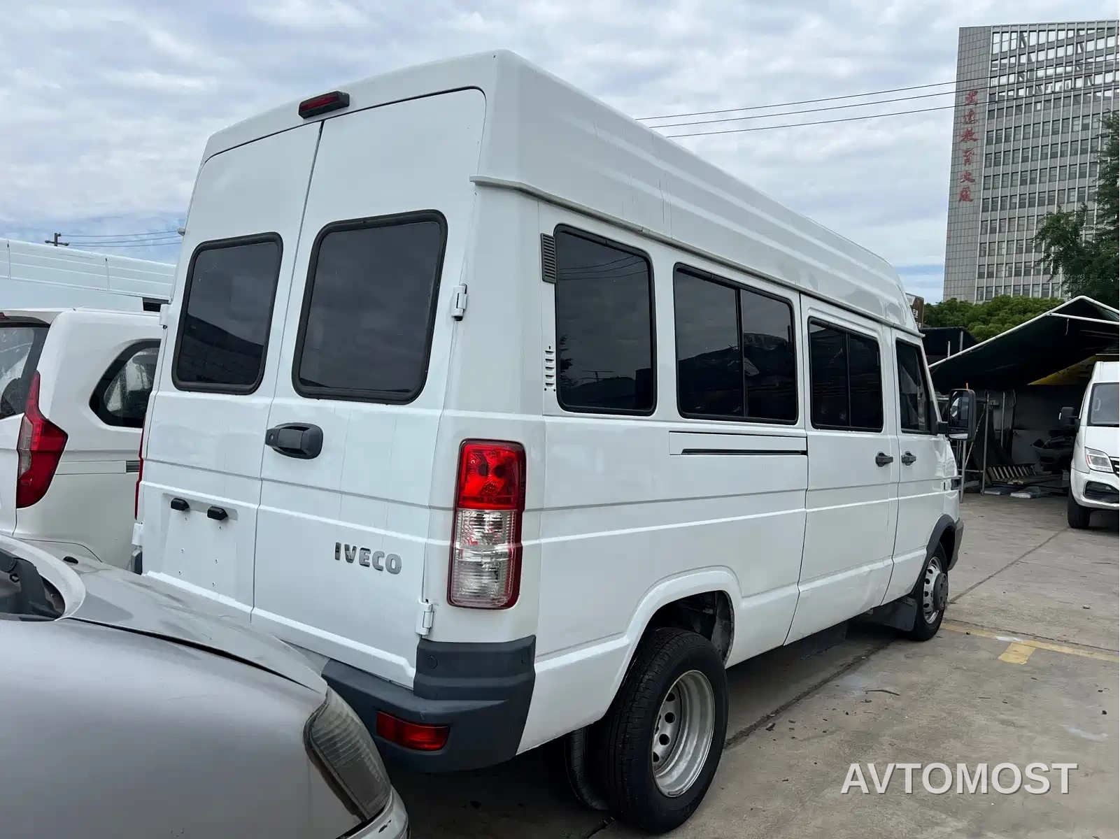 Iveco Daily 2022 2.5T A37 M1 Bus 5-9 Seats Long Wheelbase Medium Roof Dual Tire Sliding Door — фото 5