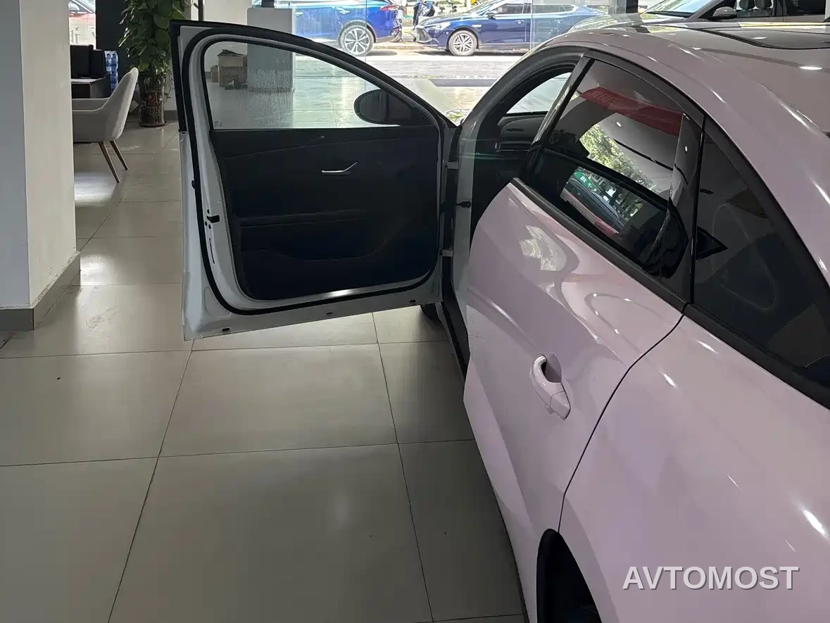 BYD e7 2025 Model 520 Intelligent Travel Edition — фото 8