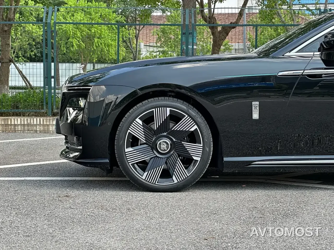 Rolls-Royce Spectre 2024 Standard Model — фото 7