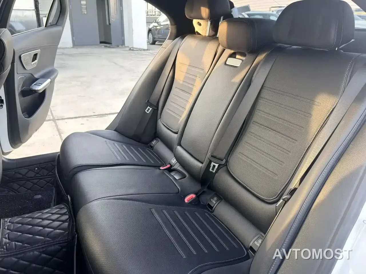 Mercedes-Benz C-Class New Energy 2023 C 350 eL — фото 4