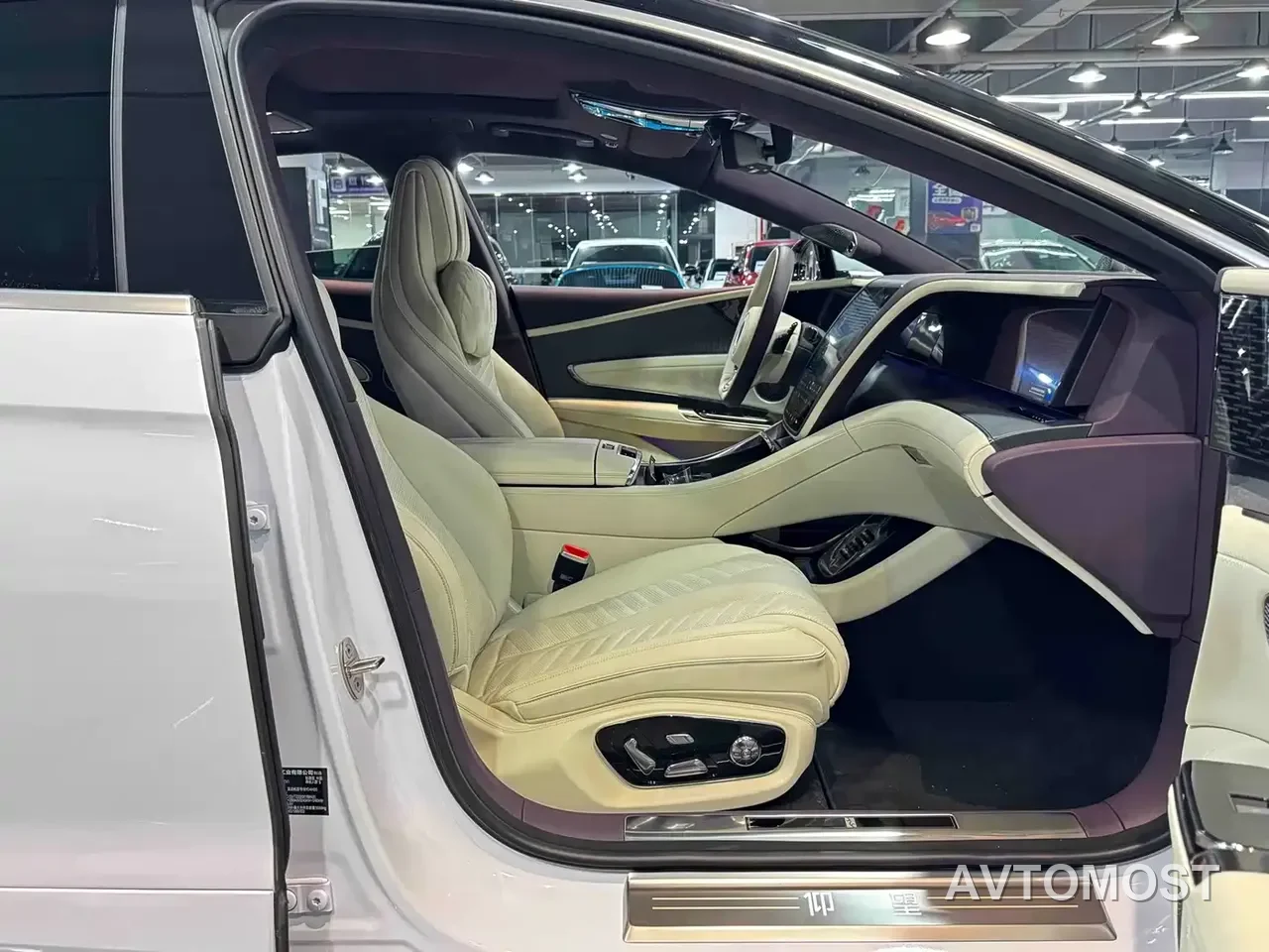 Yangwang U7 2025 Model PHEV 5-Seat Luxury — фото 15