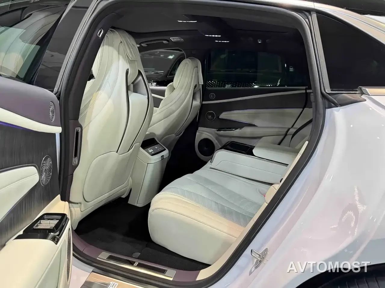 Yangwang U7 2025 Model PHEV 5-Seat Luxury — фото 22