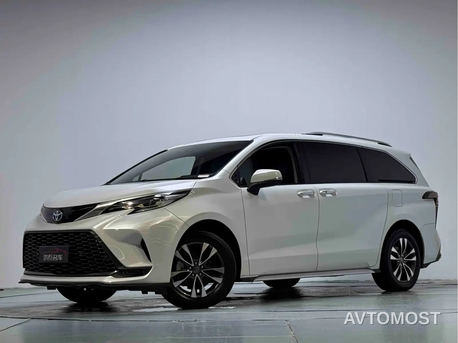 Toyota Granvia 2023 2.5L Hybrid Luxury Edition — фото 1