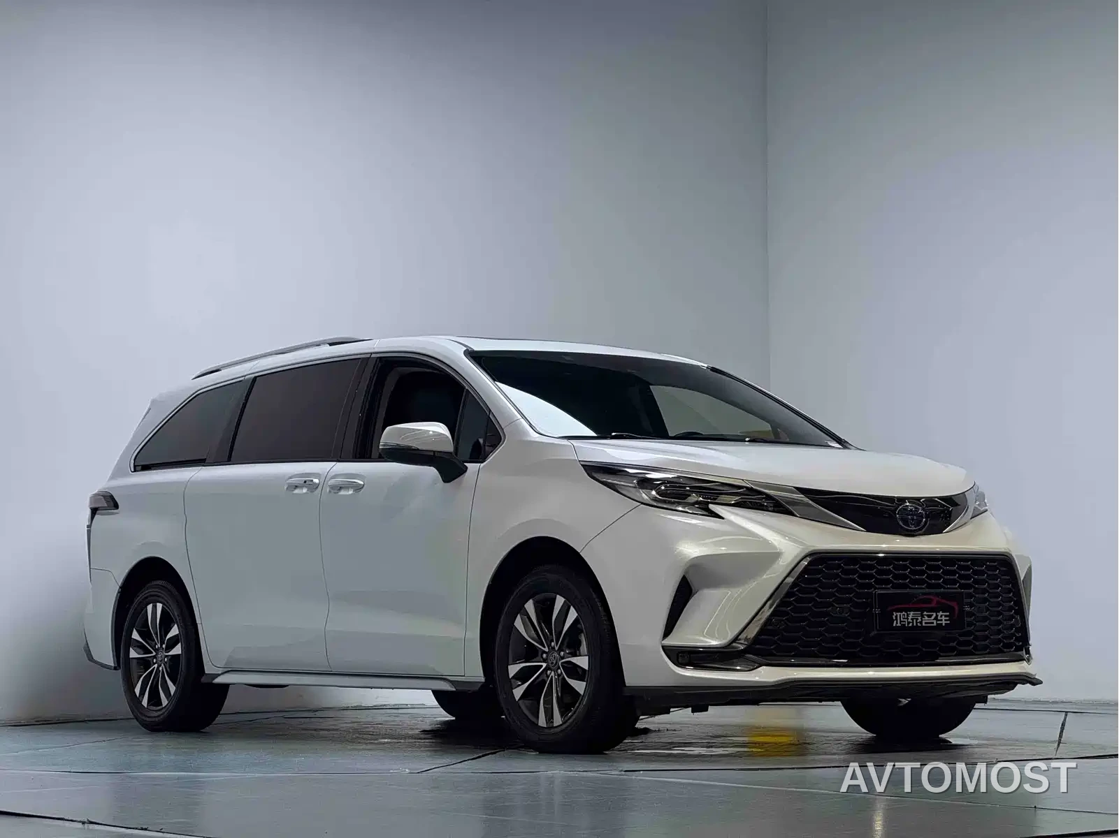 Toyota Granvia 2023 2.5L Hybrid Luxury Edition — фото 4