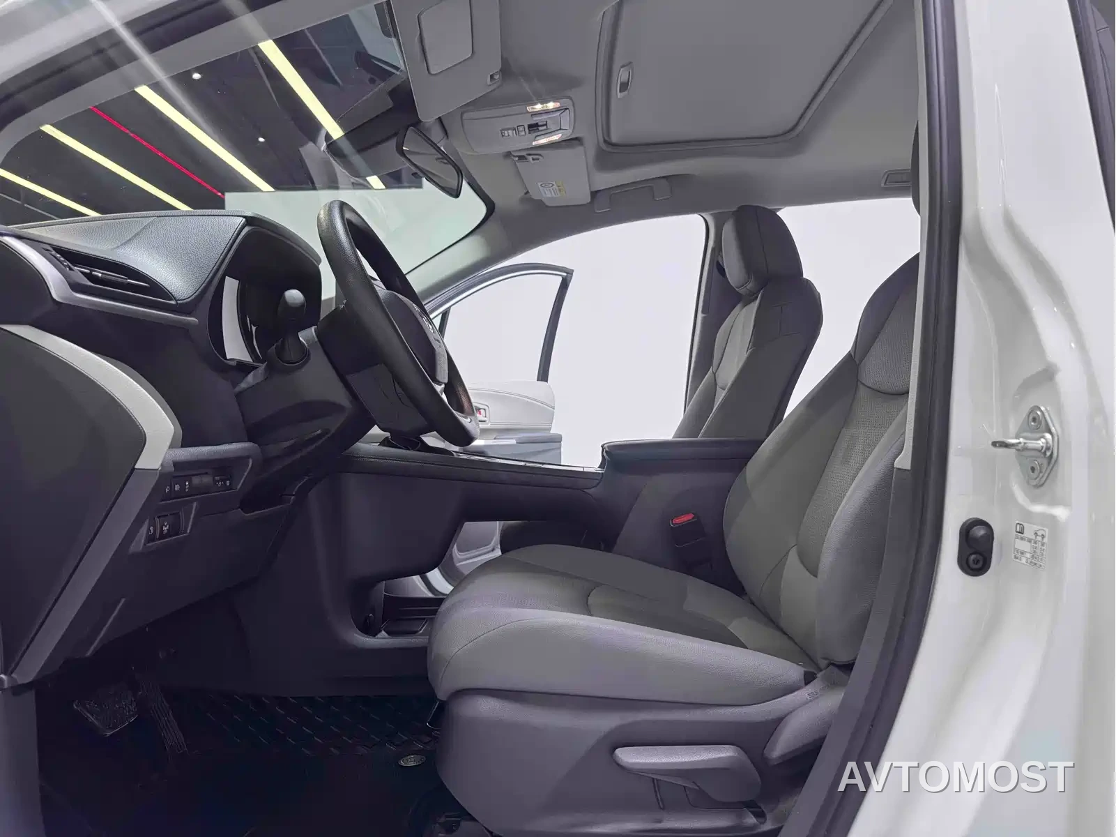 Toyota Granvia 2023 2.5L Hybrid Luxury Edition — фото 5