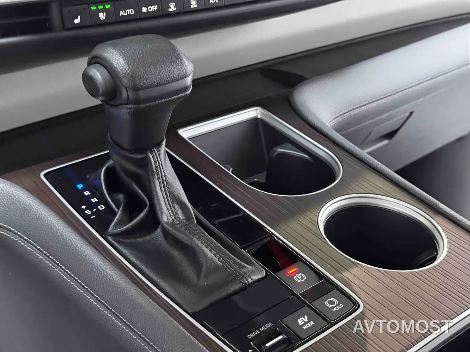 Toyota Granvia 2023 2.5L Hybrid Luxury Edition — фото 8