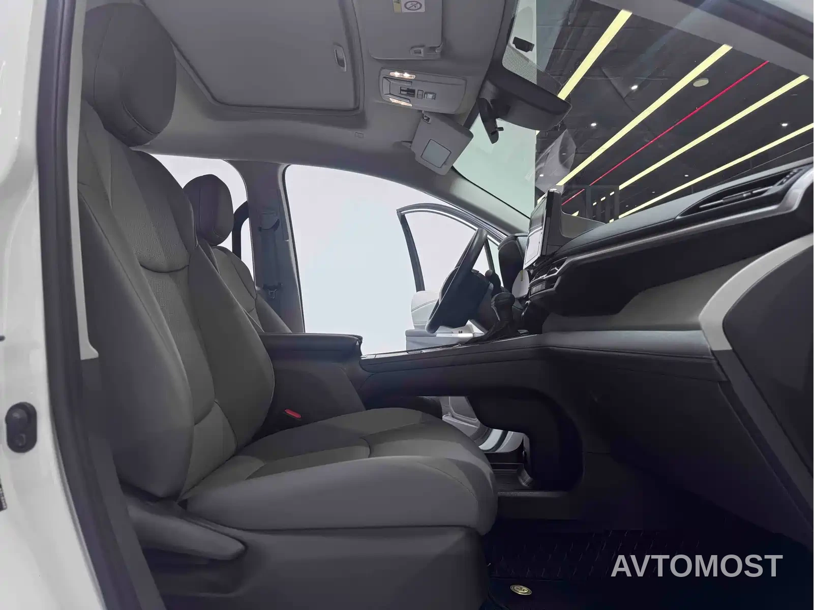 Toyota Granvia 2023 2.5L Hybrid Luxury Edition — фото 11