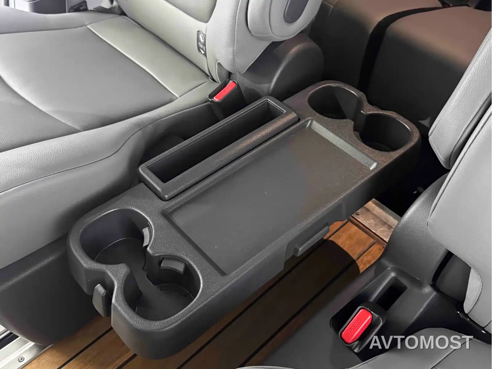 Toyota Granvia 2023 2.5L Hybrid Luxury Edition — фото 12