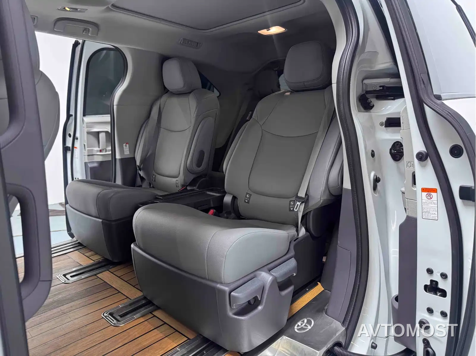 Toyota Granvia 2023 2.5L Hybrid Luxury Edition — фото 13