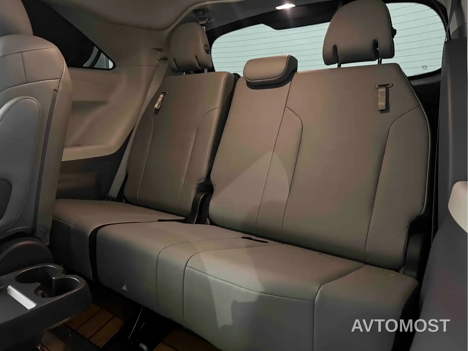 Toyota Granvia 2023 2.5L Hybrid Luxury Edition — фото 14