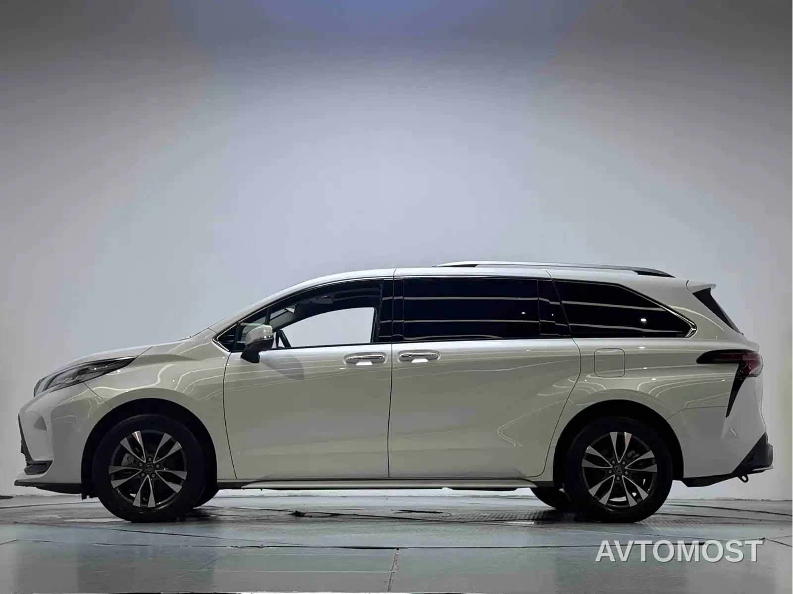 Toyota Granvia 2023 2.5L Hybrid Luxury Edition — фото 15