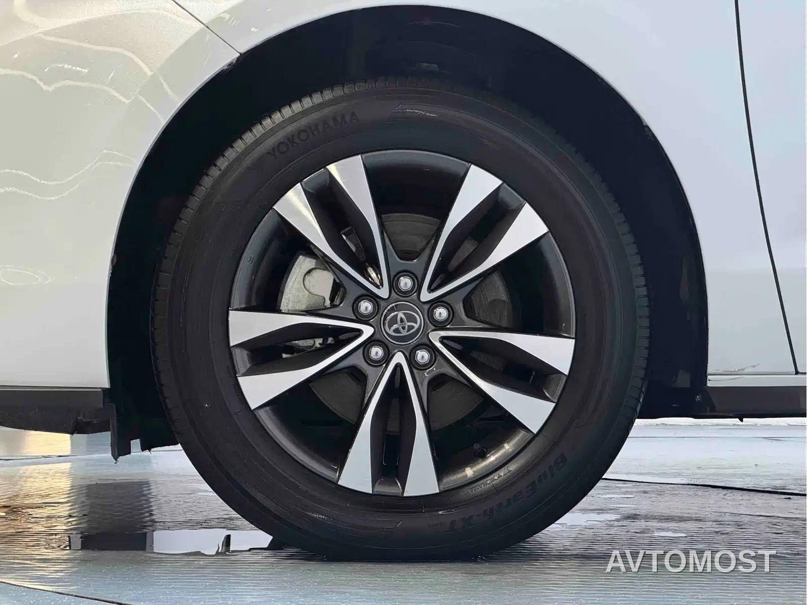 Toyota Granvia 2023 2.5L Hybrid Luxury Edition — фото 16
