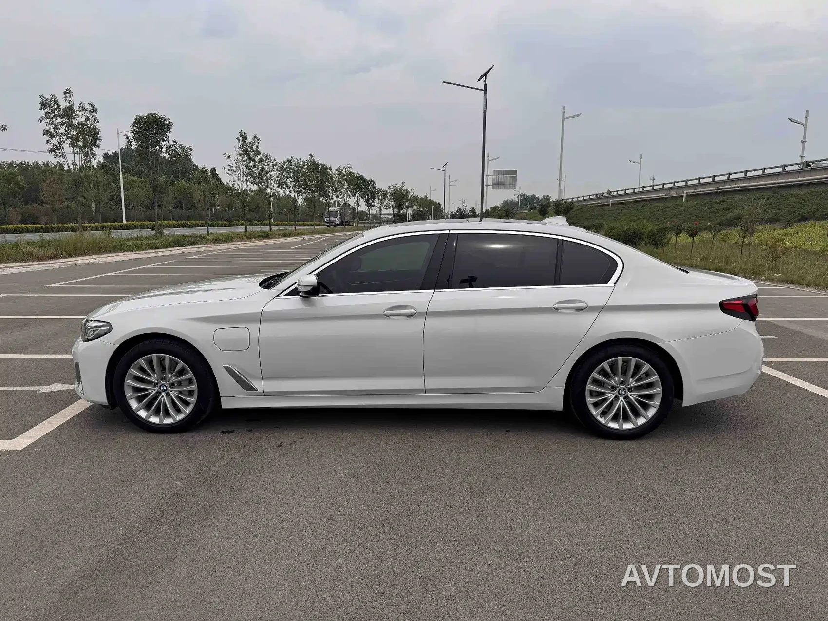 BMW 5 Series New Energy 2021 535Le Luxury Package — фото 7