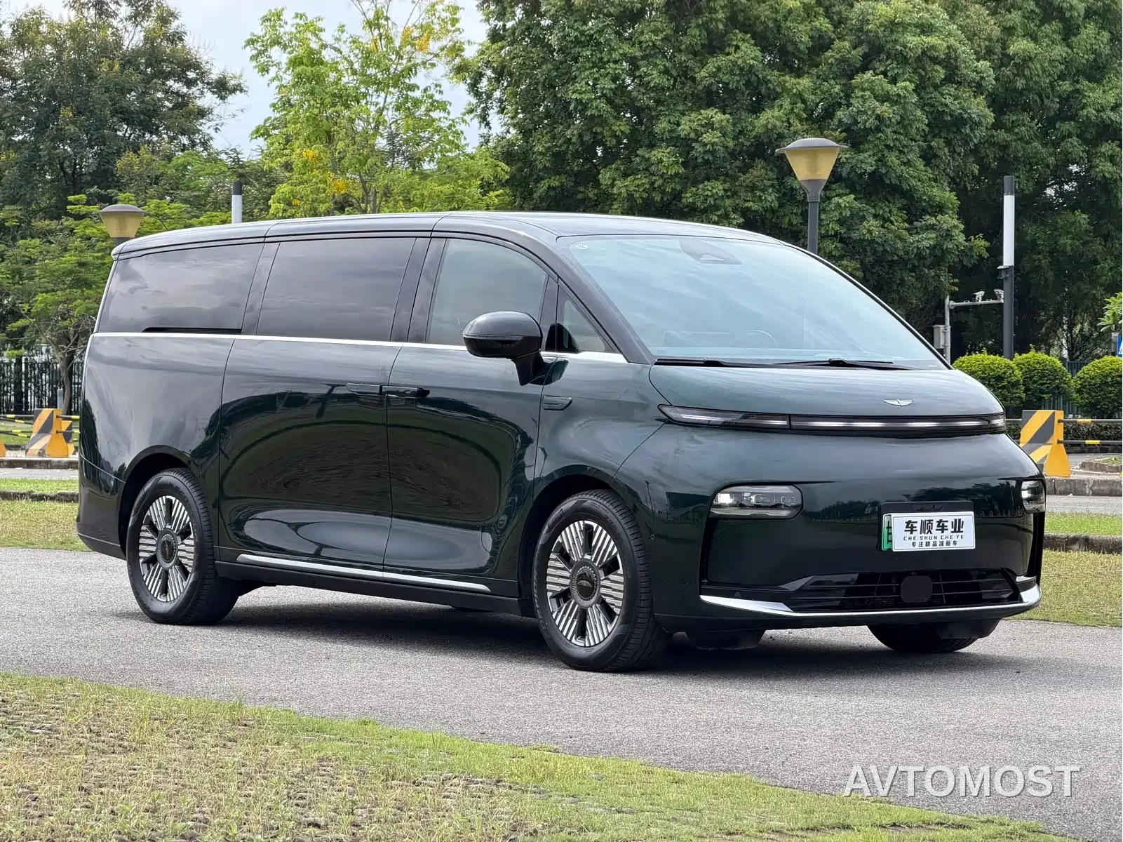 Geely Galaxy Yizhen L380 2024 140kWh 6-Seater AWD Ultra — фото 3