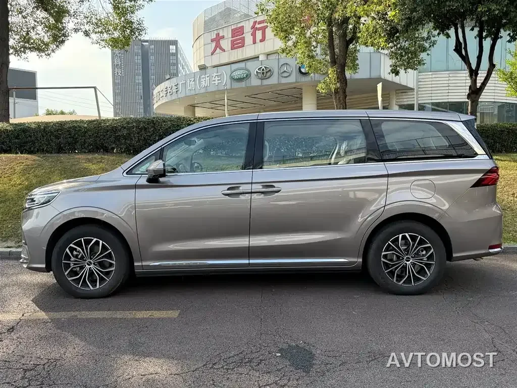 Roewe iMAX8 EV 2025 Model 1.5T DMH Land Premium Edition — фото 3