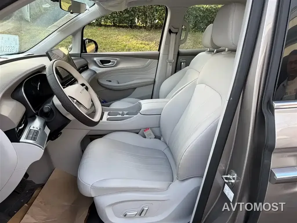 Roewe iMAX8 EV 2025 Model 1.5T DMH Land Premium Edition — фото 7