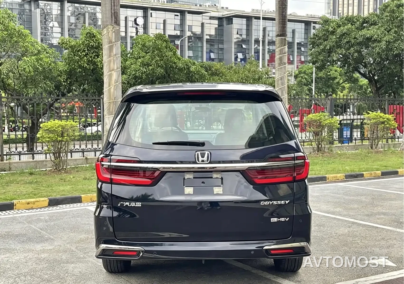 Honda Odyssey 2026 2.0L e:HEV Sharp Delight Edition — фото 3