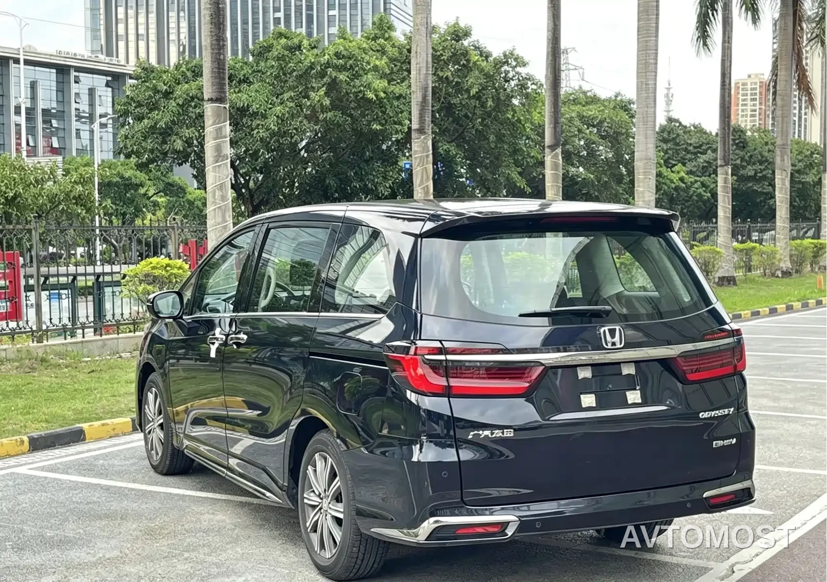 Honda Odyssey 2026 2.0L e:HEV Sharp Delight Edition — фото 4