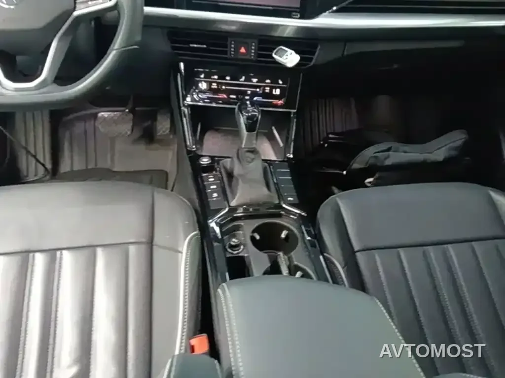 Volkswagen Passat 2023 330TSI Starlight Elite Edition — фото 6
