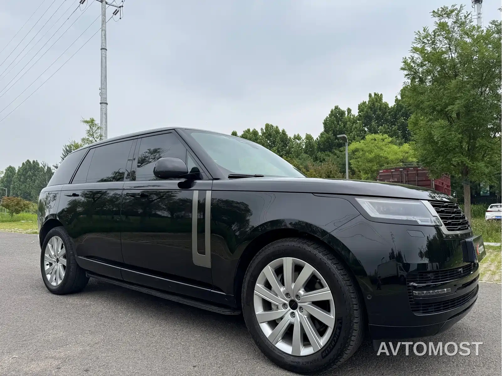 Land Rover Range Rover 2023 3.0 L6 400PS Golden Age 7-Seater Long Wheelbase — фото 2