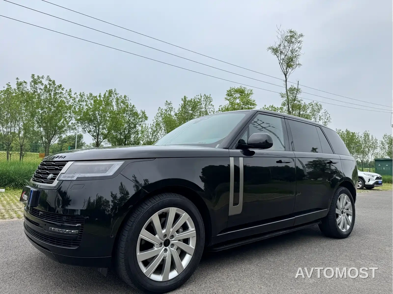 Land Rover Range Rover 2023 3.0 L6 400PS Golden Age 7-Seater Long Wheelbase — фото 3