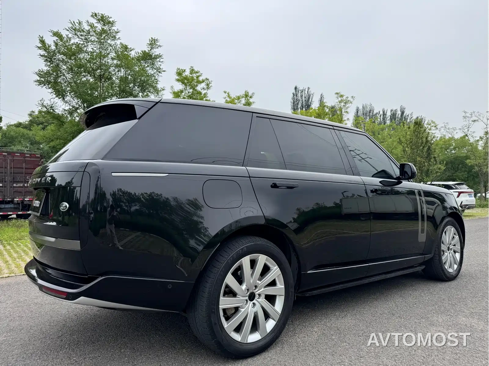 Land Rover Range Rover 2023 3.0 L6 400PS Golden Age 7-Seater Long Wheelbase — фото 6