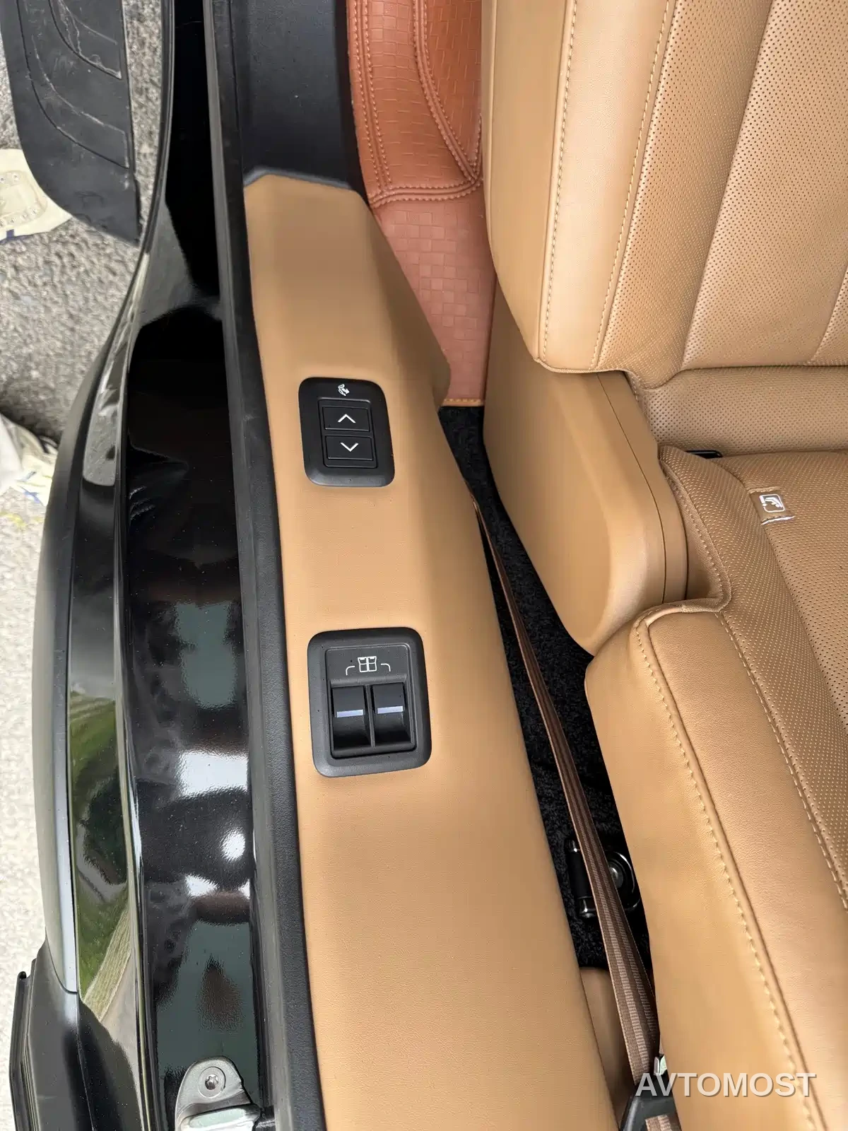 Land Rover Range Rover 2023 3.0 L6 400PS Golden Age 7-Seater Long Wheelbase — фото 11