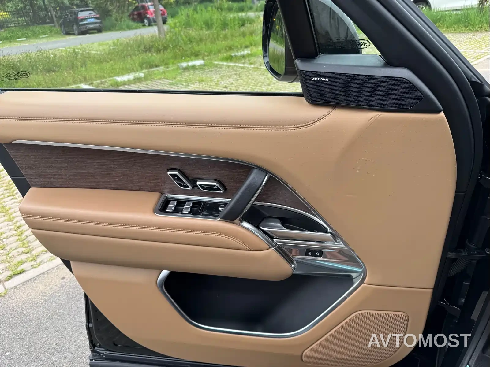 Land Rover Range Rover 2023 3.0 L6 400PS Golden Age 7-Seater Long Wheelbase — фото 12