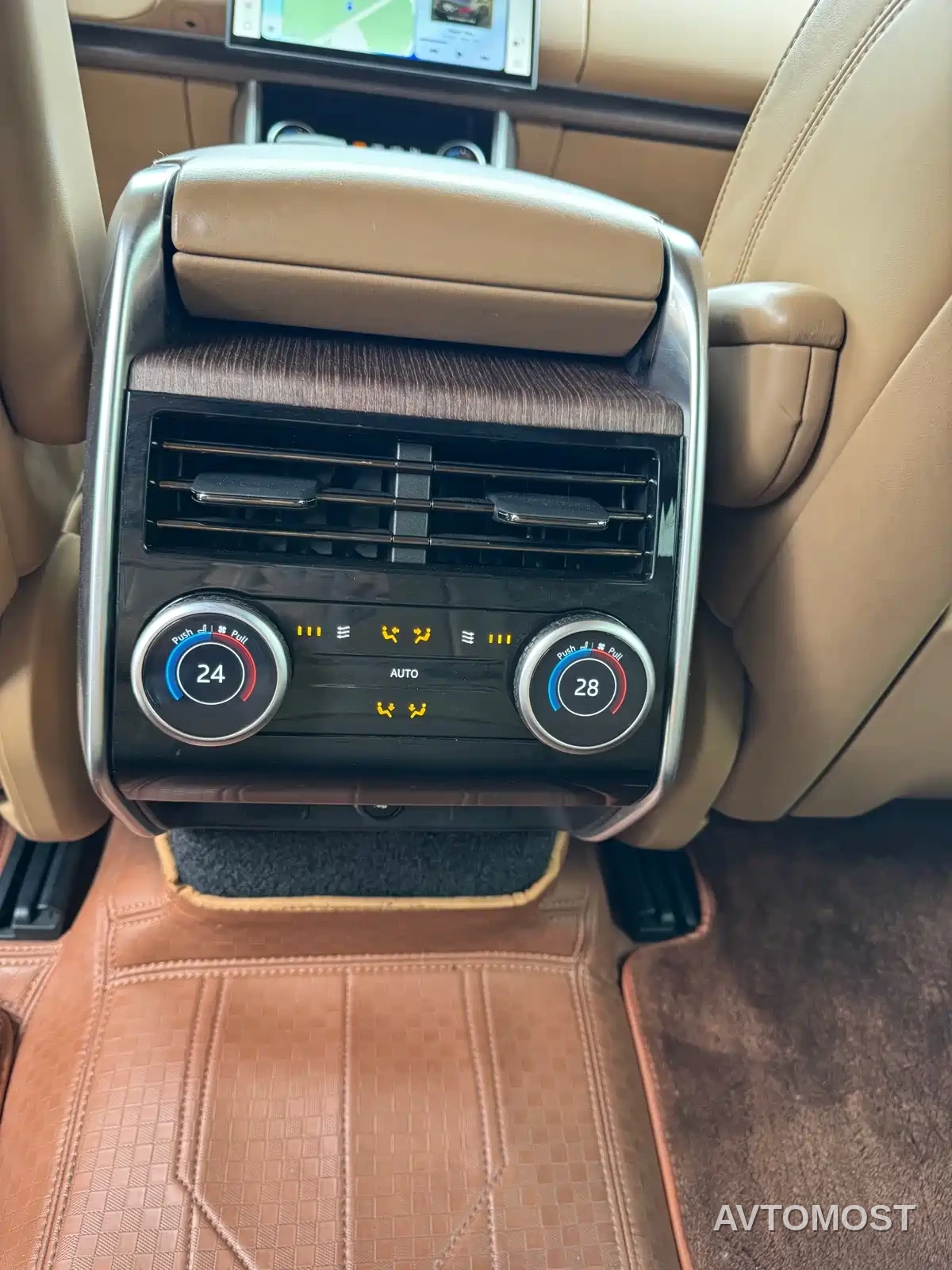 Land Rover Range Rover 2023 3.0 L6 400PS Golden Age 7-Seater Long Wheelbase — фото 17