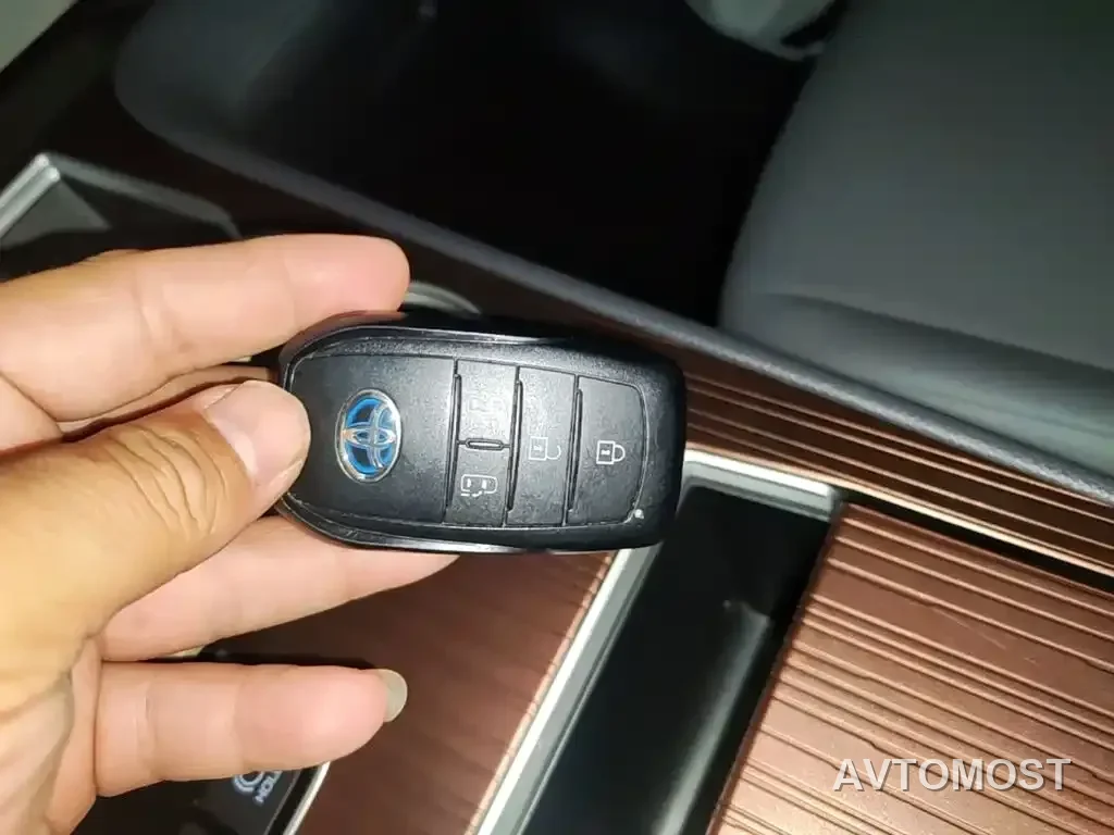 Toyota Granvia 2023 2.5L Hybrid Luxury Edition — фото 19