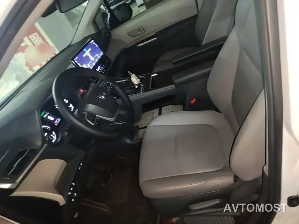 Toyota Granvia 2023 2.5L Hybrid Luxury Edition — фото 12