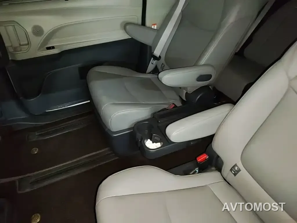 Toyota Granvia 2023 2.5L Hybrid Luxury Edition — фото 21
