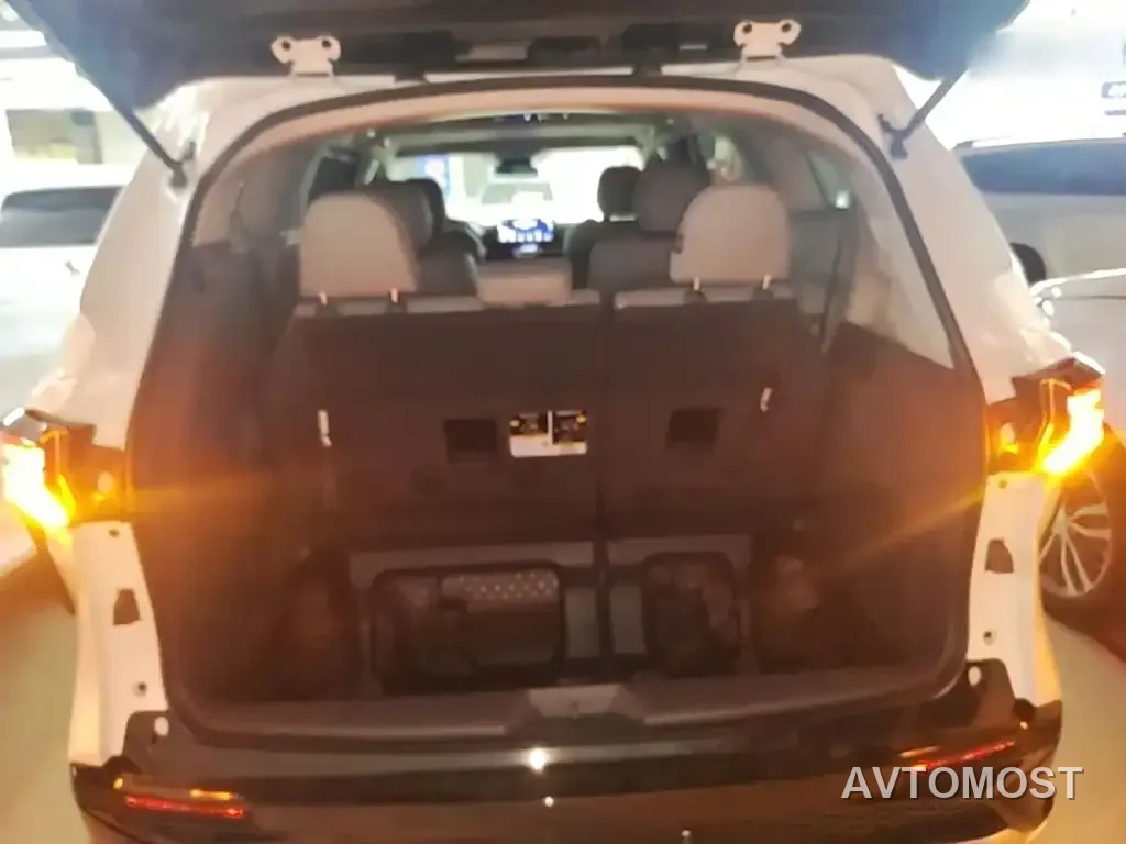 Toyota Granvia 2023 2.5L Hybrid Luxury Edition — фото 14