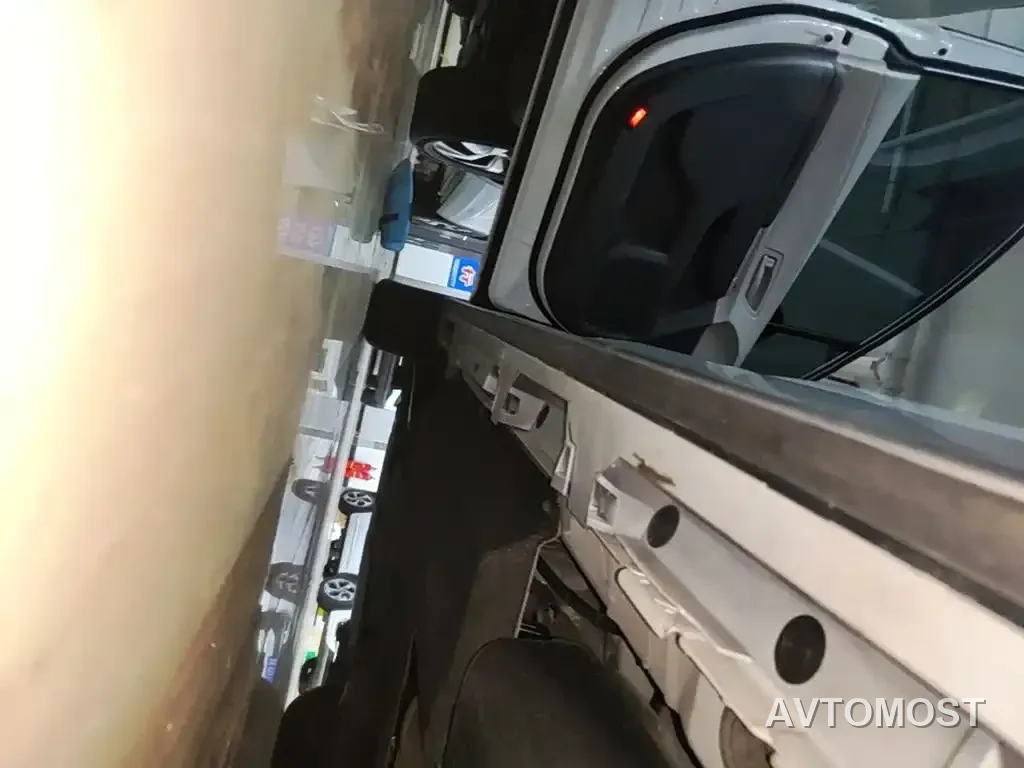 Toyota Granvia 2023 2.5L Hybrid Luxury Edition — фото 16